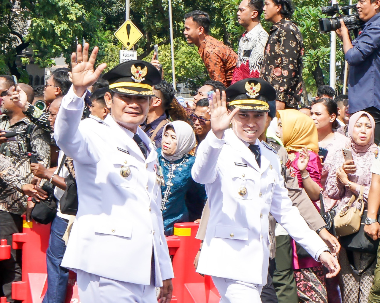 Yuhronur Efendi dan Dirham Akbar Aksara saat momen pelantikan kepala daerah serentak. (Foto: Humas Pemkab Lamongan for jatimnow.com)