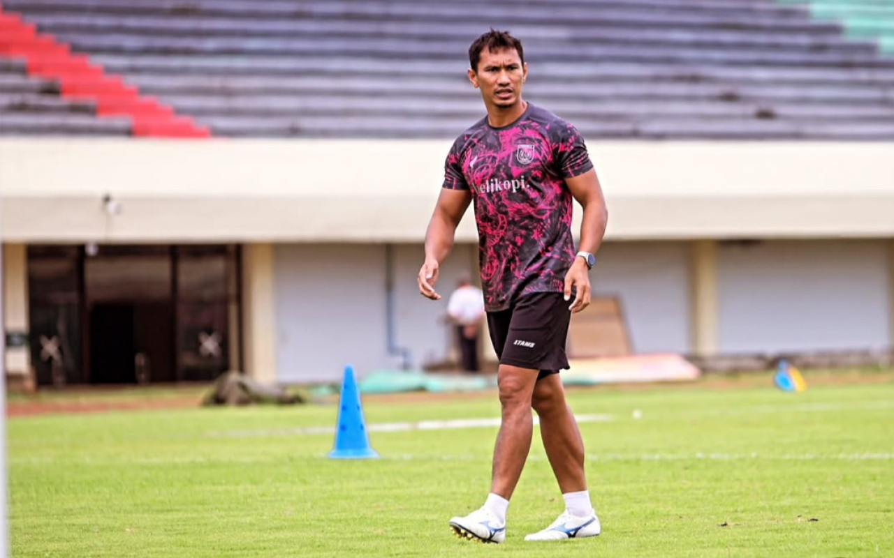 Zulkifli Syukur saat memimpin latihan tim Persela Lamongan. (Foto: IG. zilkifli_03_syukur)