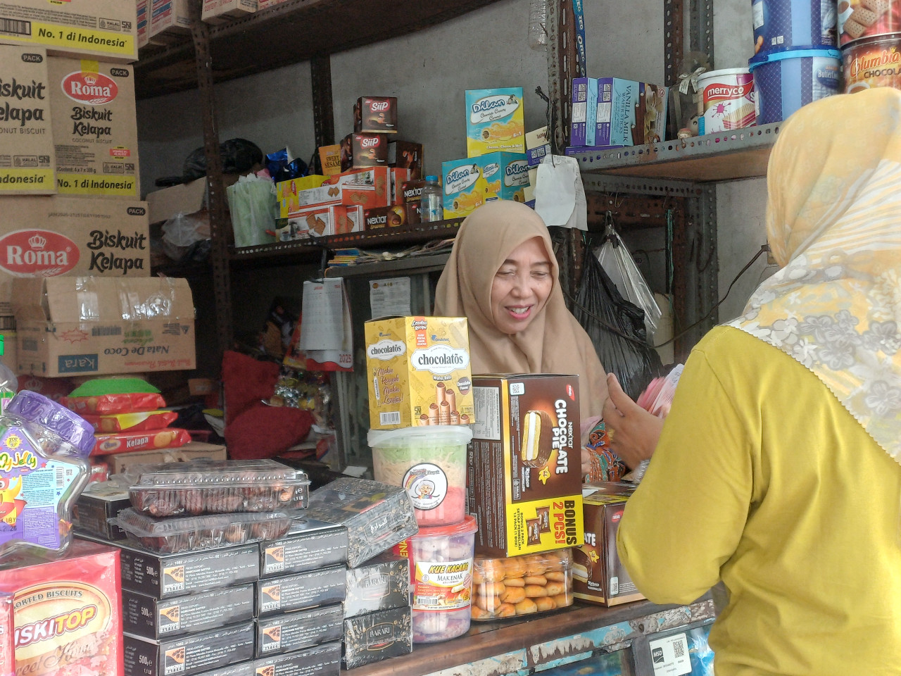 Pedagang jajanan lebaran di Pasar Baru Lamongan. (Foto: Adyad Ammy Iffansah/jatimnow.com)