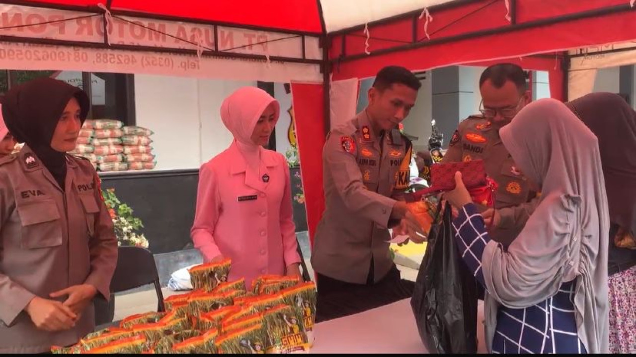 Polres Ponorogo dan Bhayangkari Menggelar pasar murah selama Ramadan. (Foto: Ahmad Fauzani/jatimnow.com)
