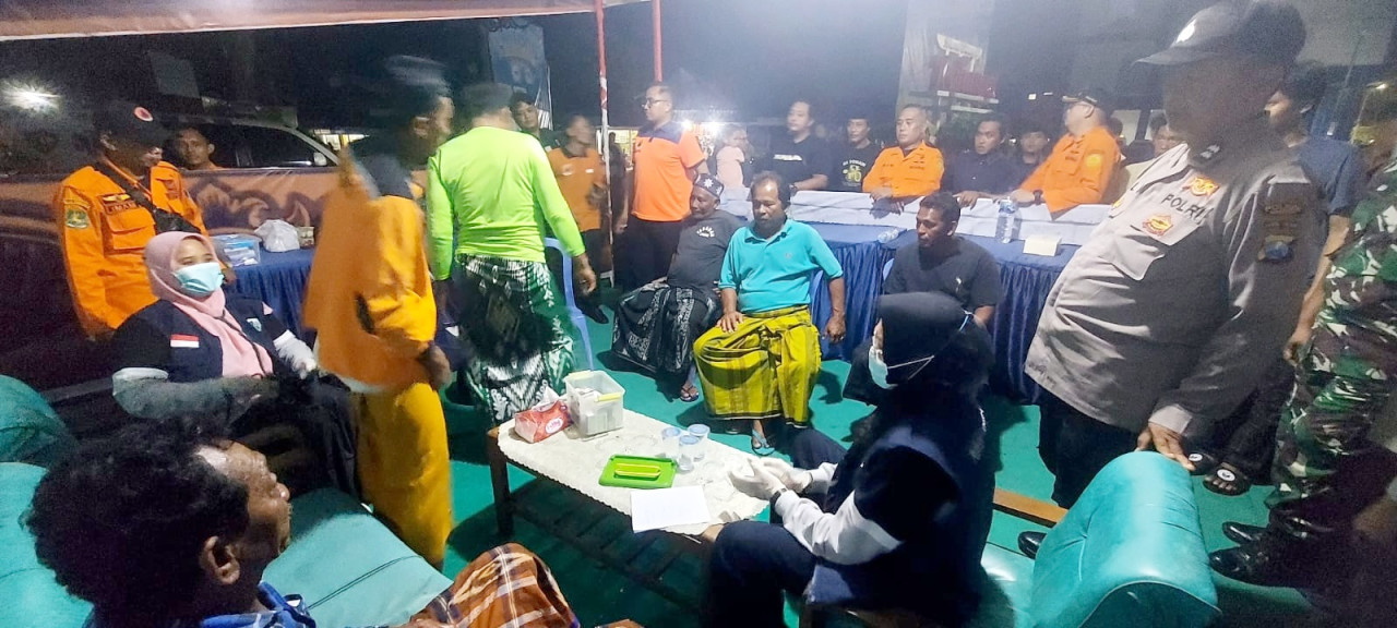 Evakuasi 6 ABK yang ditemukan di Perairan Sumenep. (Foto: Fathor Rahman/jatimnow.com)