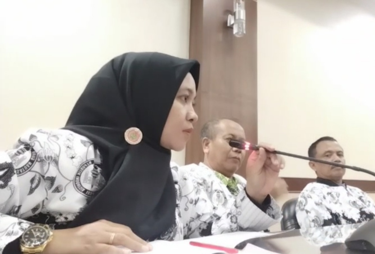 Ratna bersama rekannya menanyakan soal gaji. (dok. Ratna)