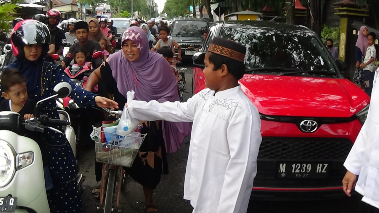Sisihkan Uang Saku, Siswa SD di Bangkalan Bagi 1000 Takjil untuk Pengendara