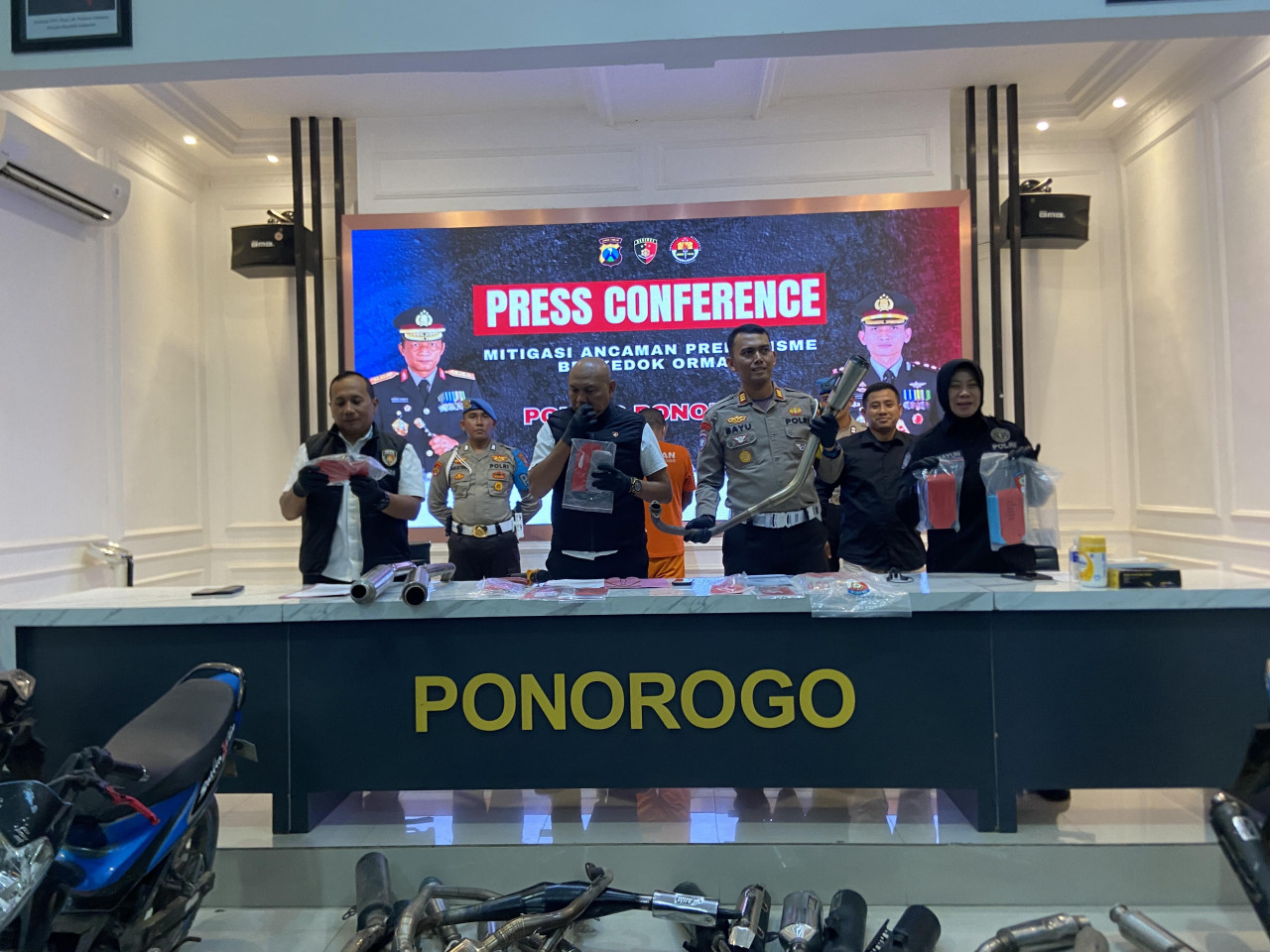 Polres Ponorogo saat memberikan keterangan pada media terkait operasi balap liar. (Foto: Ahmad Fauzani/jatimnow.com)