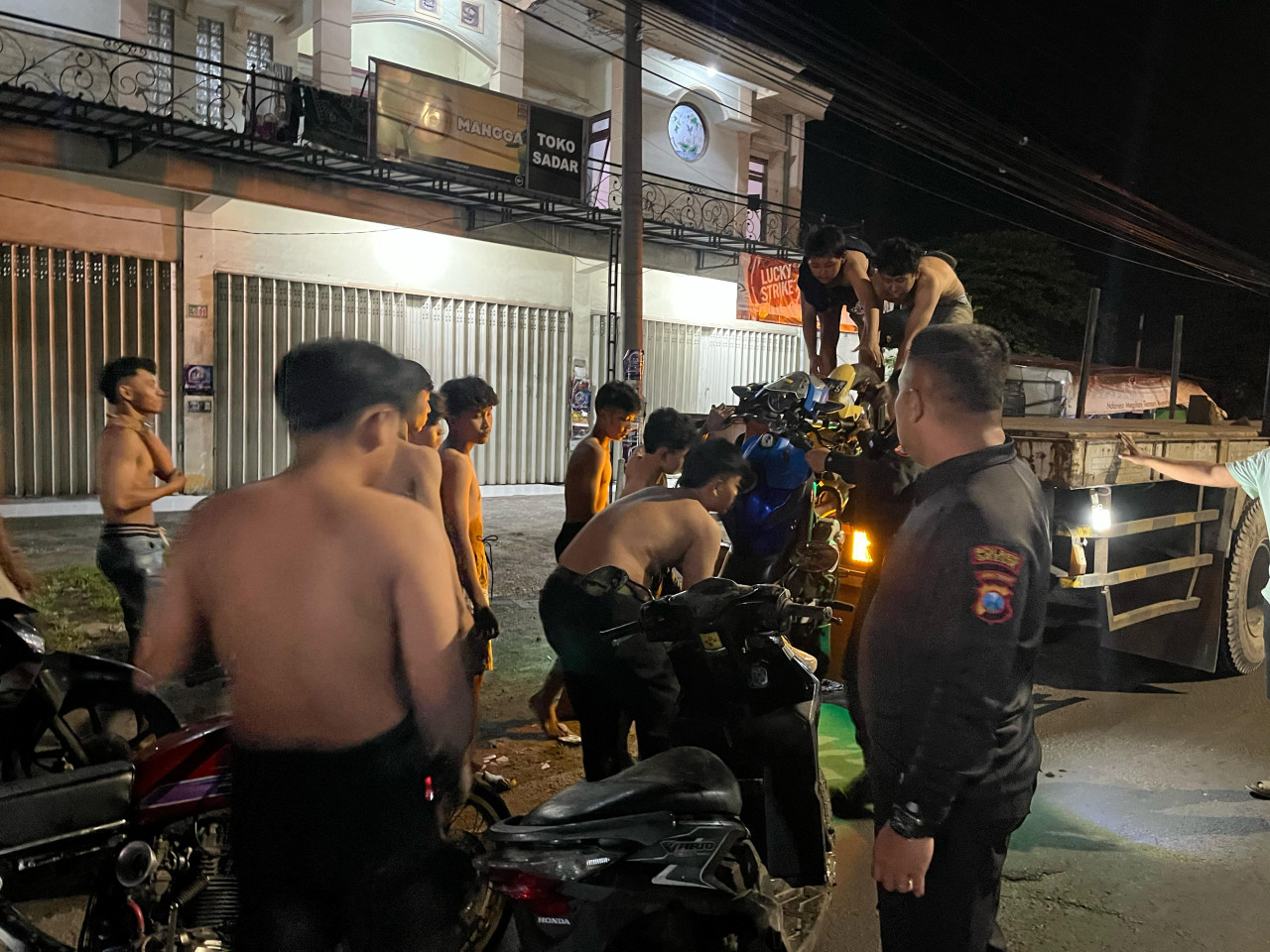 Tim Raimas Kalamunyeng Sat Samapta Polres Gresik saat mengamankan 54 pemuda dan 33 kendaraan bermotor yang akan melakukan balap liar di wilayah Gresik Utara. (Foto: Humas Polres Gresik/jatimnow.com)