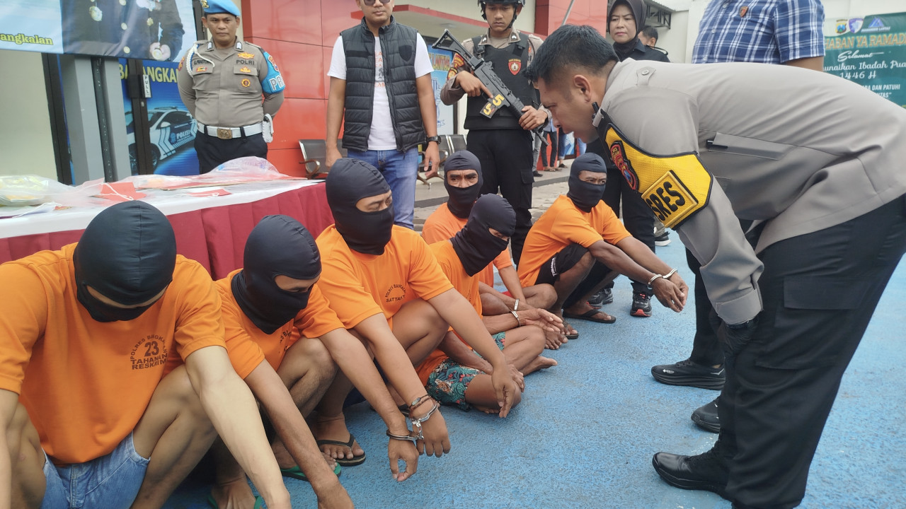 Polisi saat menginterogasi pelaku. (Foto: Fathor Rahman/jatimnow.com)