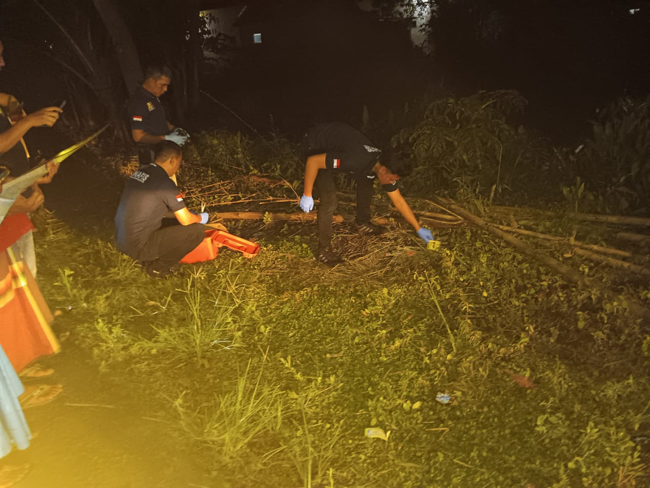 Petugas melakukan olah TKP penemuan bayi di Dusun Darugan. (Foto: Supandi for jatimnow.com)