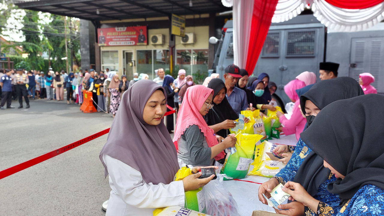 Bazar murah Polres Lamongan saat diserbu warga. (Foto : Adyad Ammy Iffansah/jatimnow.com)