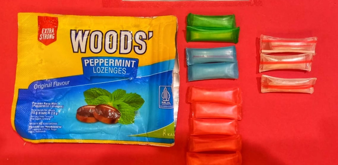 Para tersangka dan bukti sabu-sabu (SS) yang diamankan Satresnarkoba Polresta Sidoarjo.