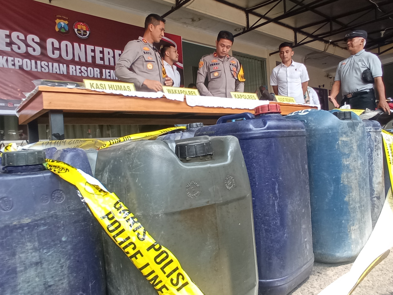 BBM yang diamankan dari tersangka. (Foto: Sugianto/jatimnow.com)