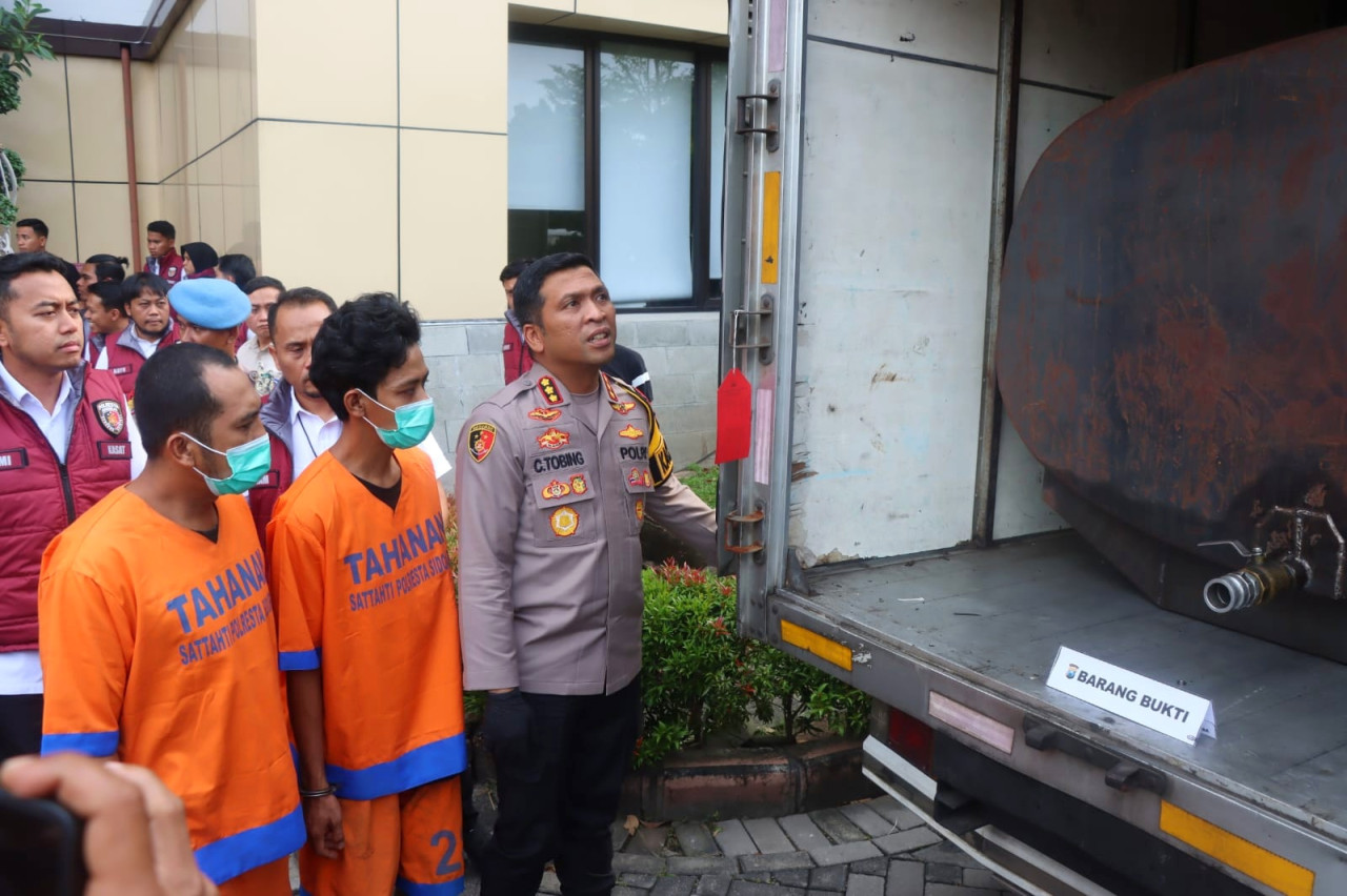 Pelaku menunjukkan tangki modifikasi saat press rilis di Polresta Sidoarjo. (Foto: Ahaddiini HM/jatimnow.com)