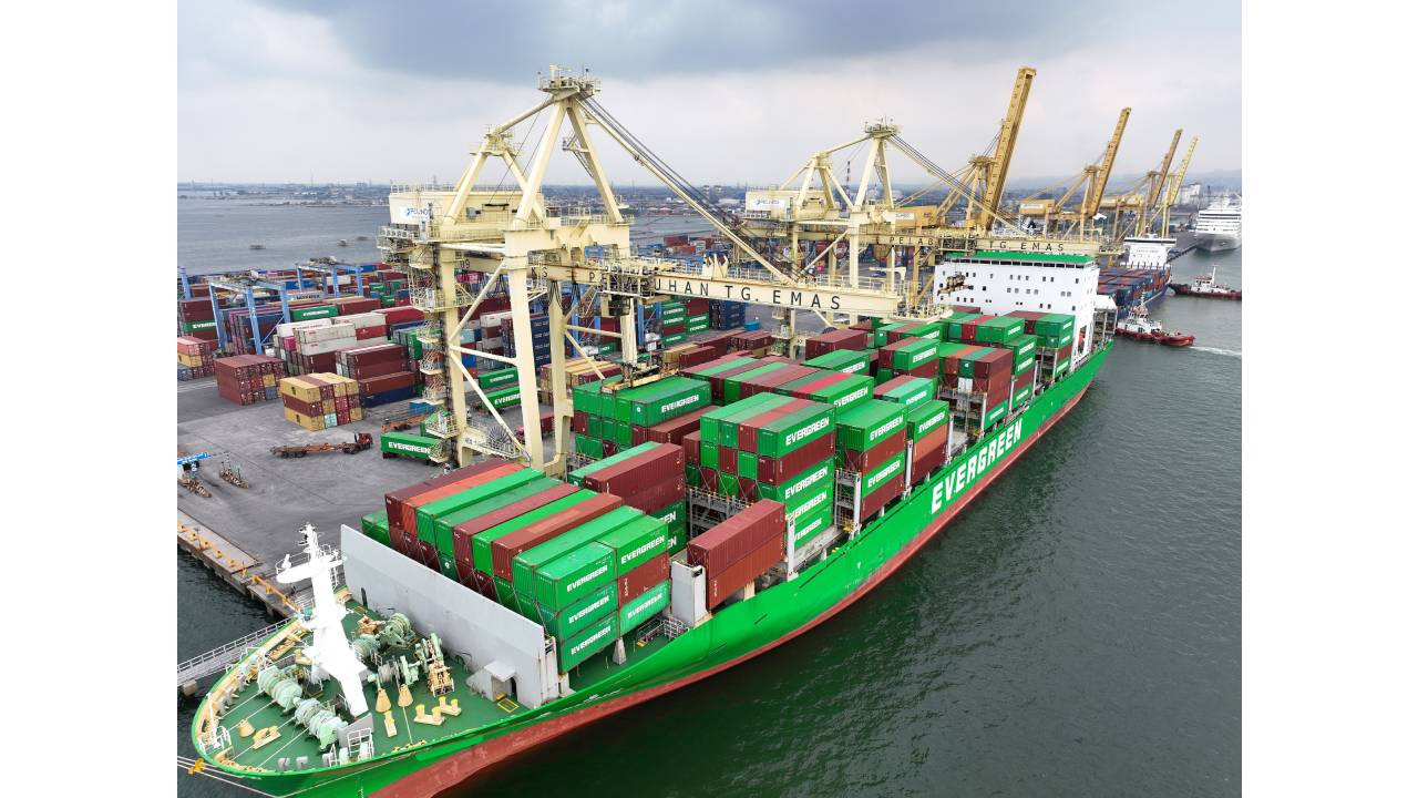 Ilustrasi kegiatan bongkar muat. (Foto: Pelindo for jatimnow.com)