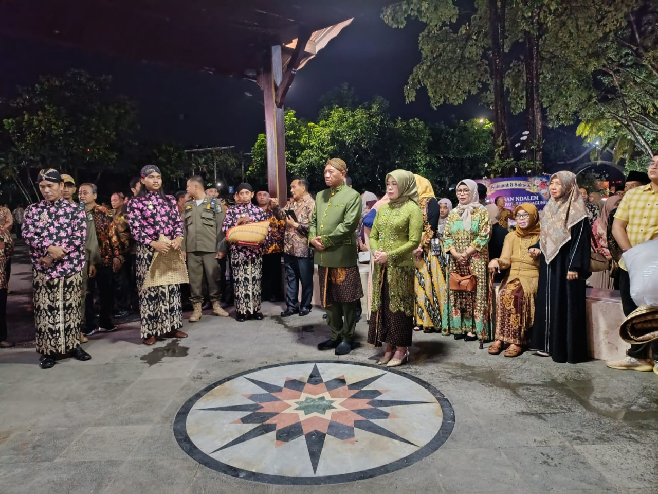 Bupati Tulungagung, Gatut Sunu Wibowo saat mengikuti tradisi boyongan. (Foto: Bramanta Pamungkas/jatimnow.com)