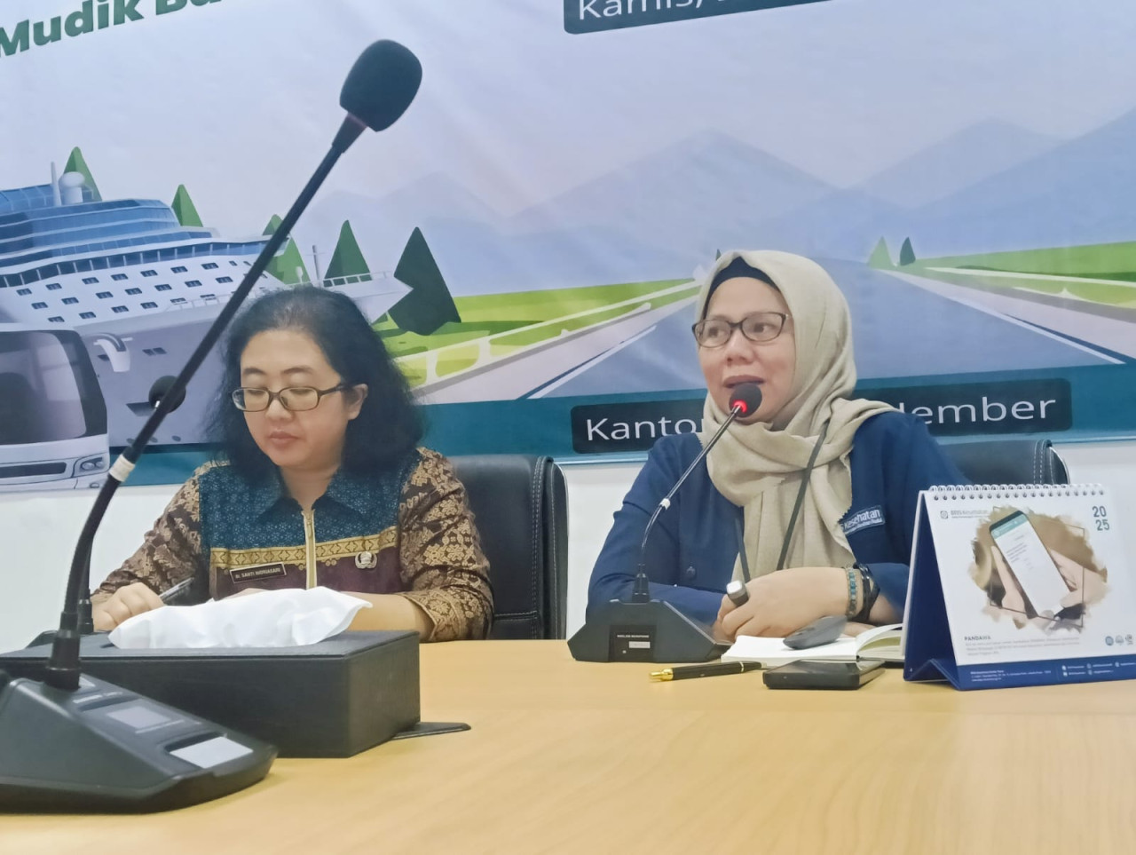 BPJS Kesehatan saat siaran pers di ruang kerjanya. (Foto: Sugianto/jatimnow.com)