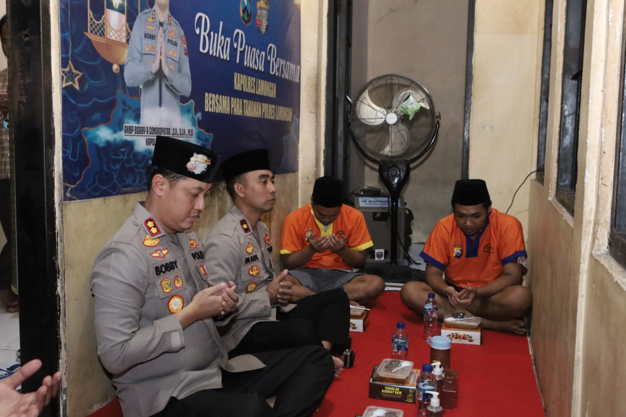 Momen Kehangatan Kapolres Lamongan Bukber Bareng Para Tahanan