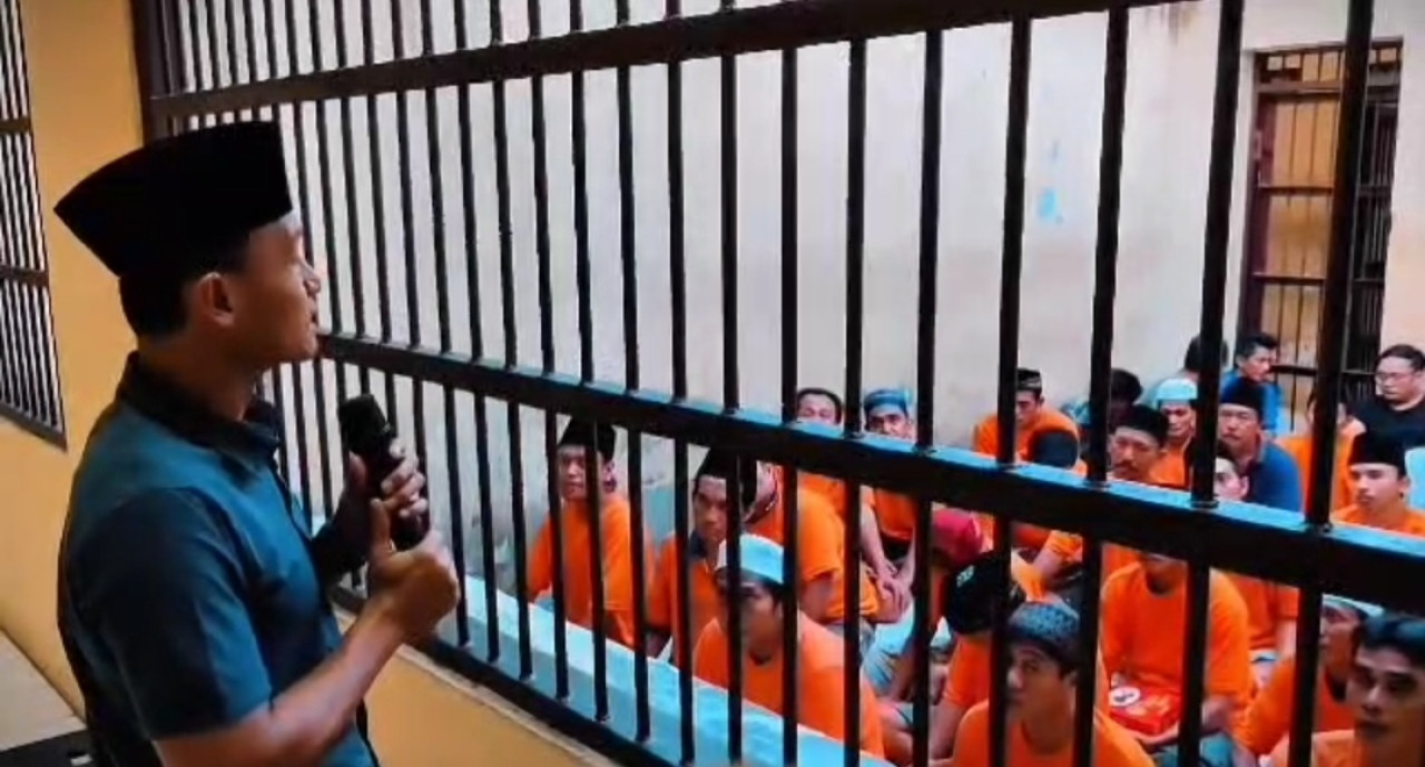 Tausyiah sebelum berbuka puasa. (Foto: Polres Bangkalan/jatimnow.com)