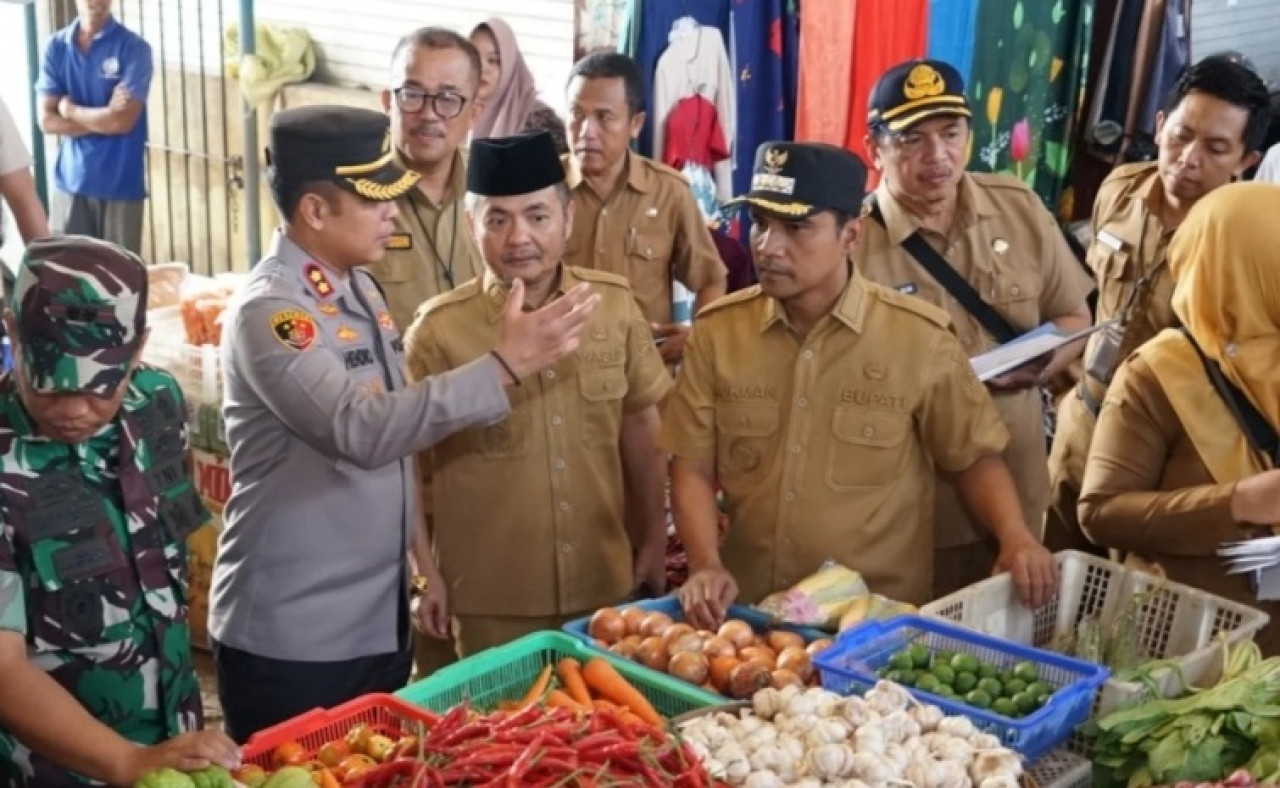 Forkopimda Bangkalan melakukan saat sidak ke Pasar Ki Lemah Duwur, Bangkalan. (Foto: