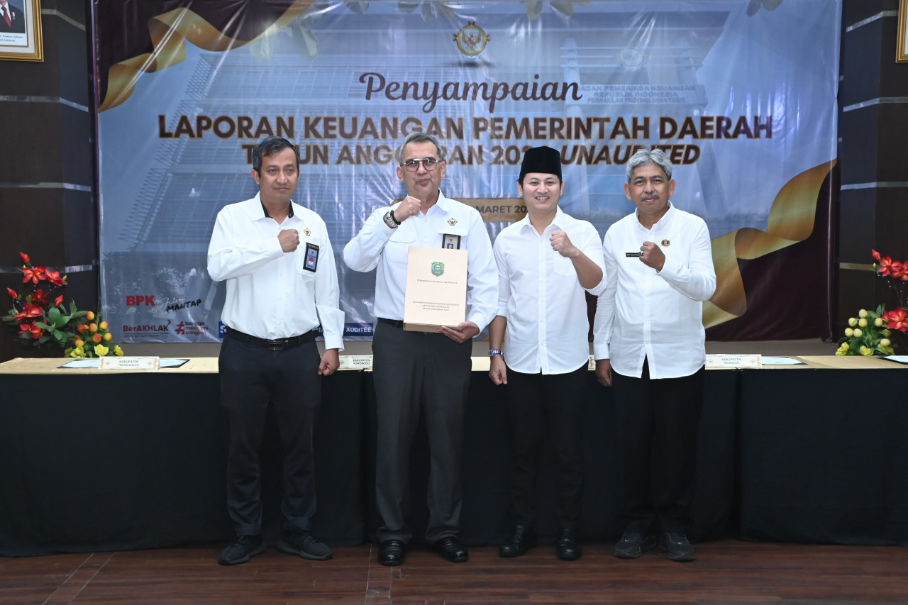 Bupati Trenggalek, Mochamad Nur Arifin saat menyerahkan LKPD. (Foto: Dok Prokopim Trenggalek for jatimnow.com)