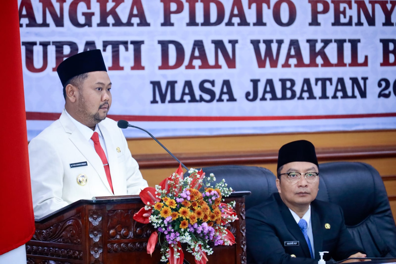 Bupati Gresik, Fandi Akhmad Yani, dan wakilnya Asluchul Alif, saat memaparkan visi dan misi masa jabatan 2025-2030 dalam Rapat Paripurna DPRD Gresik. (Foto: Diskominfo Gresik/jatimnow.com)