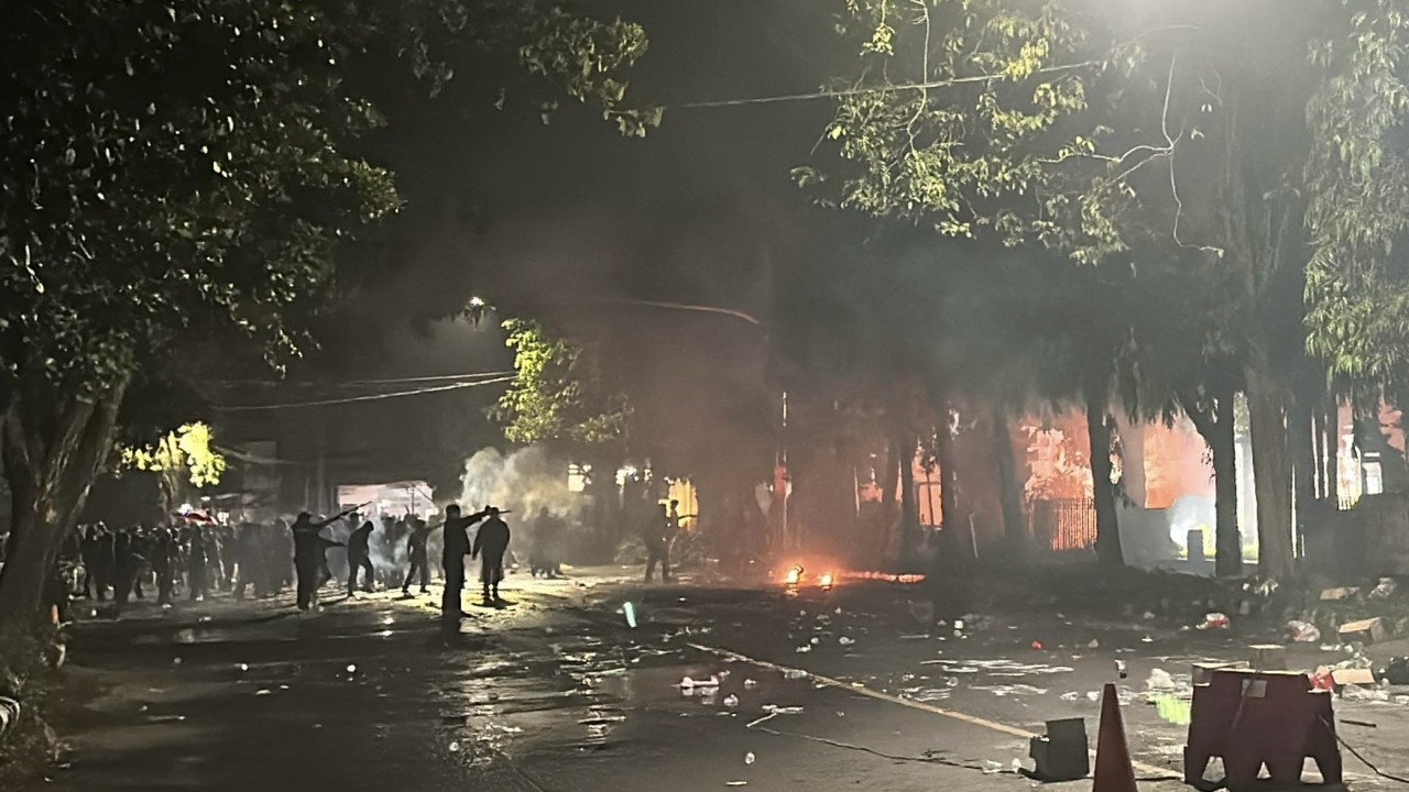 Situasi demo di gedung DPRD Kota Kediri. (Foto: Dwi for jatimnow.com)