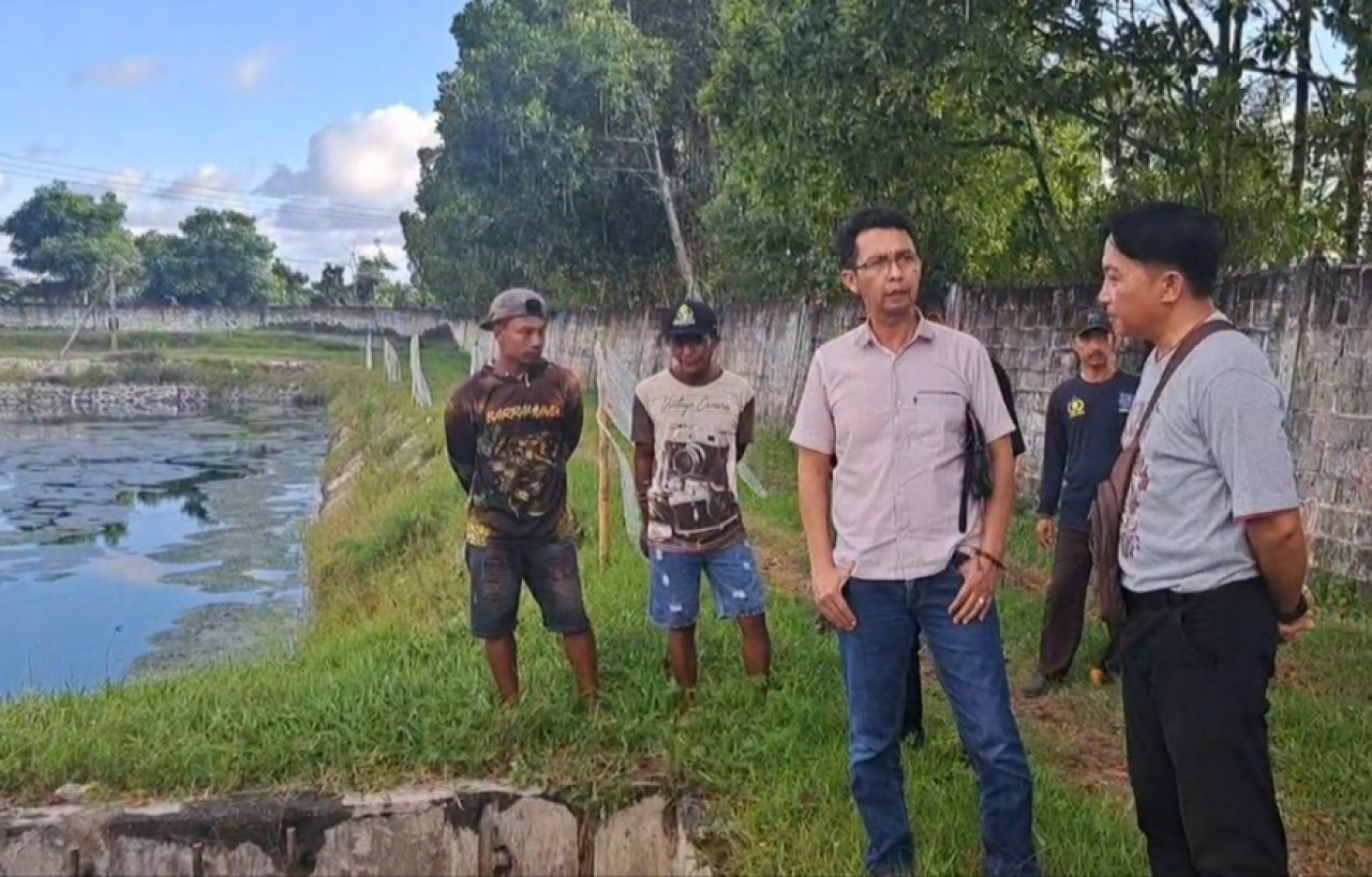 Anggota DPRD Jember saat melakukan sidak tambak di Gumukmas (Foto: Mega for jatimnow.com)