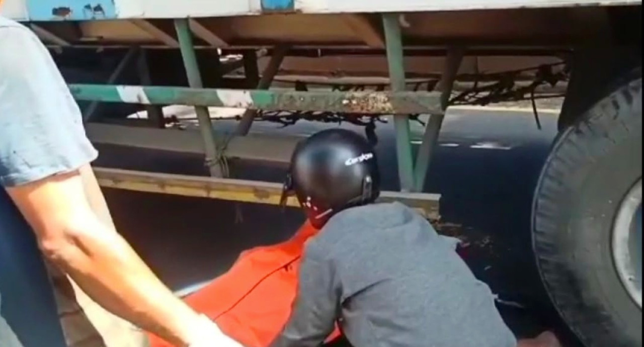 Evakuasi korban kecelakaan maut terjadi di Jalan Raya Balongbendo Sidoarjo.  (Foto: Ahaddiini HM/jatimnow.com).