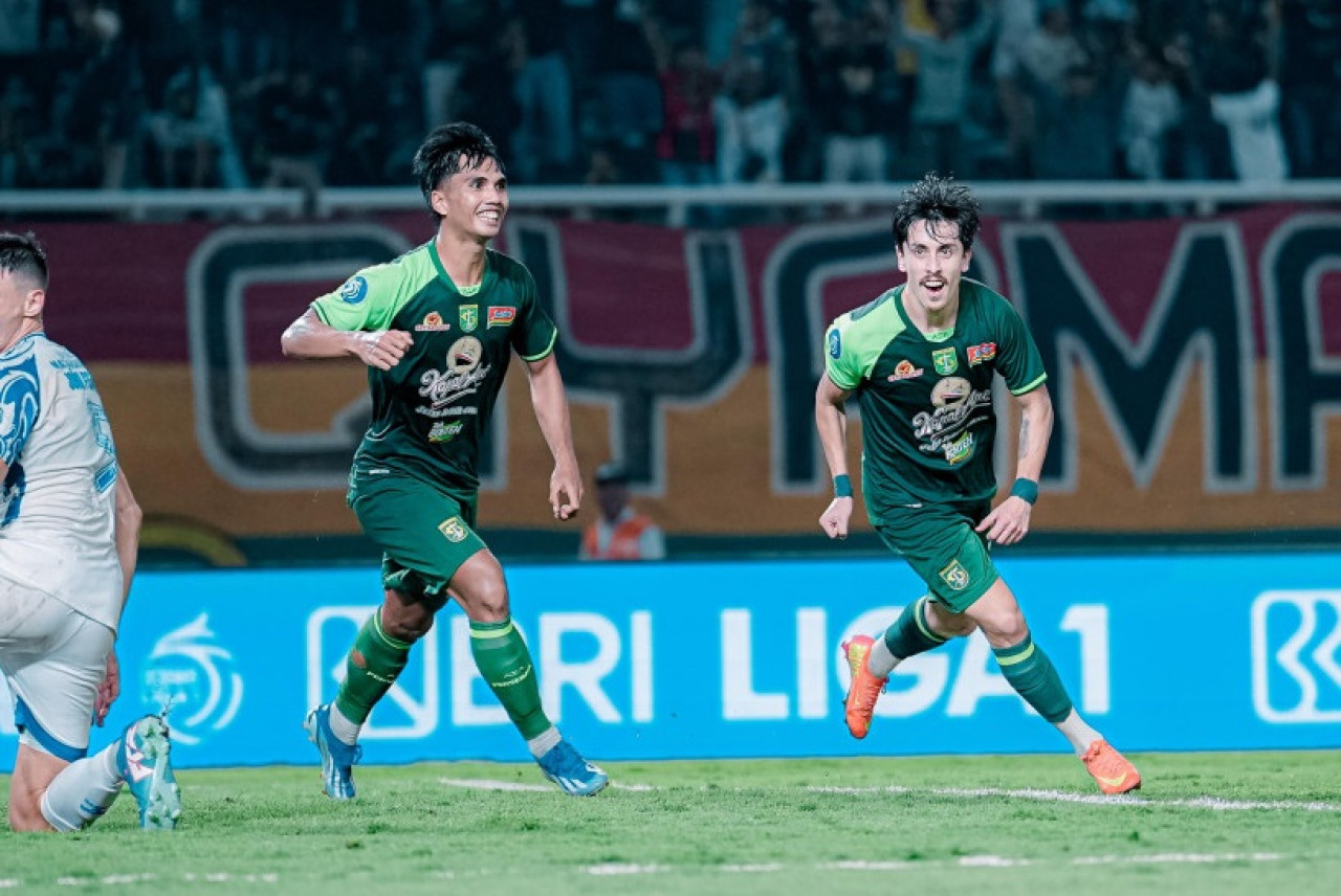 Francisco Rivera melakukan selebrasi usai mencetak gol ke gawang PSIS Semarang. (Foto: Persebaya)