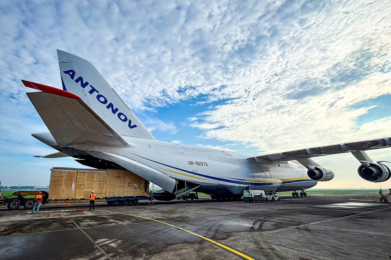 Pesawat kargo Antonov AN-124 yang mengangkut komponen perbaikan CGC Plant Smelter PT Freeport Indonesia. (Foto: PT Freeport Indonesia/jatimnow.com)