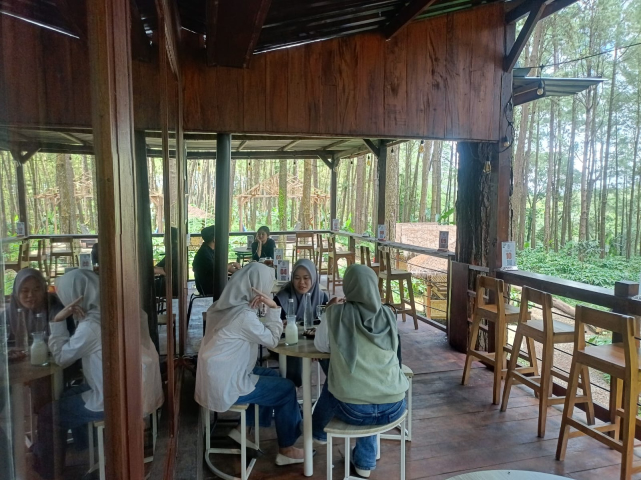 Gapura Cafe dan Resto menyajikan nuansa sejuk di bawah pohon pinus (Foto: Sugianto/jatimnow.com)