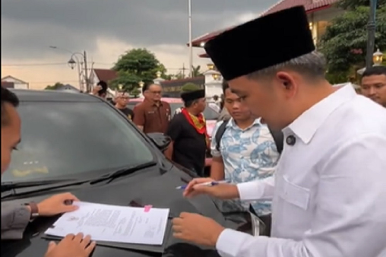 Bupati Jember Muhammad Fawait saat menandatangani berkas kelengkapan persyaratan pengajuan pahlawan nasional. (Foto: tangkapan layar medsos)