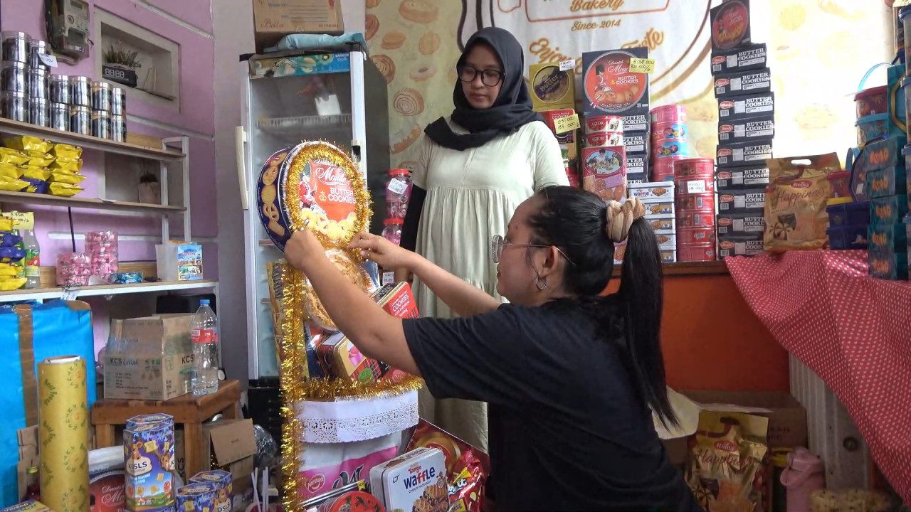 Kesibukan pengusaha hampers di Lamongan. (Foto : Adyad Ammy Iffansah/jatimnow.com)