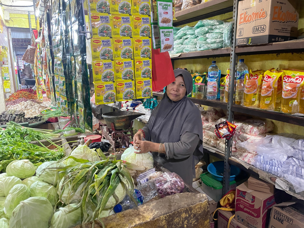Pedagang bahan pokok di Pasar Sidohajo Lamongan. (Foto: Adyad Ammy Iffansah/jatimnow.com).