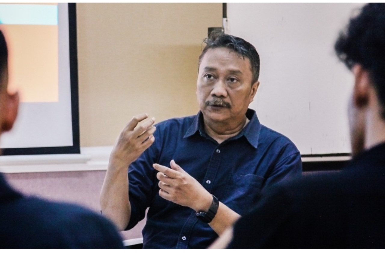 Ketua Dewan Pakar IKA Stikosa AWS, Hendro D. Laksono. (Foto: Redho for jatimnow.com)