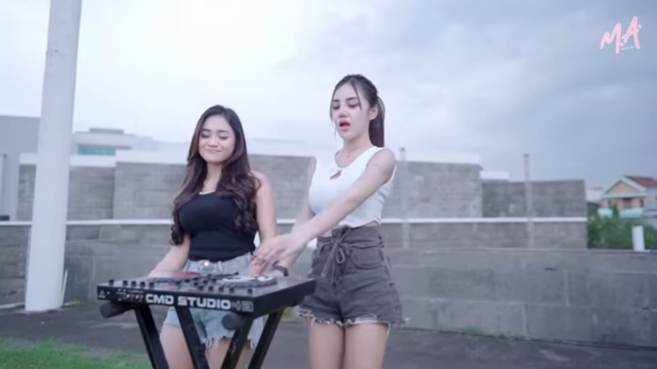 Tangkapan layar video klip Mala Agatha dan Icha Chellow yang menuai polemik.