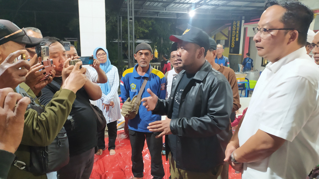 Bupati Gresik Fandi Akhmad Yani didampingi Wakil Bupati Gresik, dr. Asluchul Alif, saat meninjau dapur umum warga terdampak banjir Kali Lamong di Balai Desa Kedungrukem.(Foto: Diskominfo Gresik)