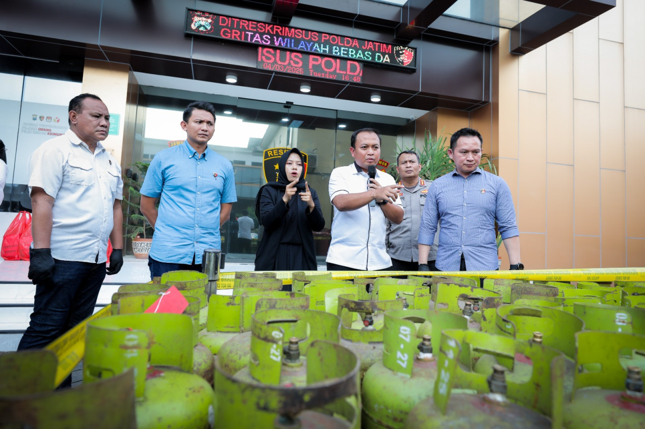 Polisi membeber barang bukti berupa Tabung LPG (foto: Humas Polda Jatim for jatimnow.com)