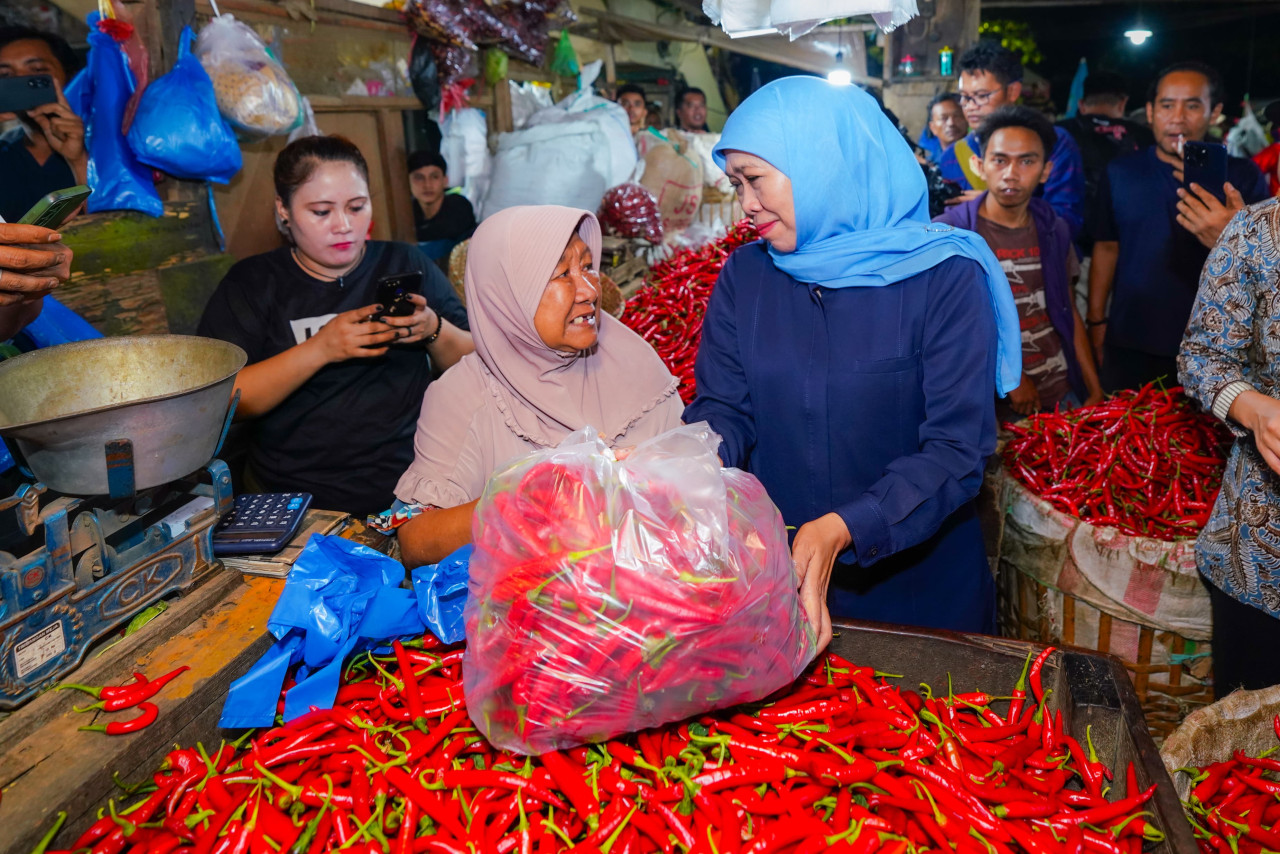 Gubernur Khofifah saat sidak pasar (foto: Humas Pemprov Jatim for jatimnow.com)