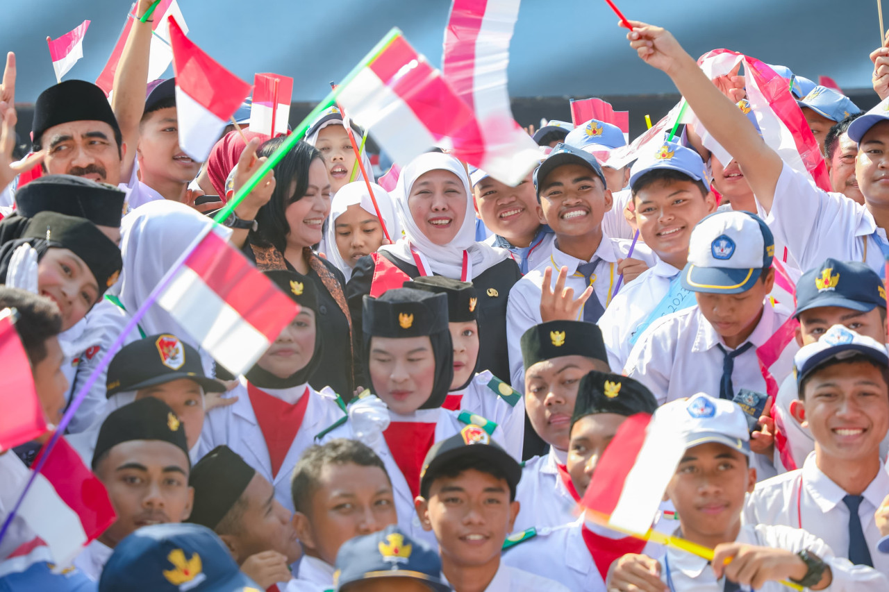 Khofifah bersama siswa-siswi Jatim (foto: Humas Pemprov Jatim for jatimnow.com)