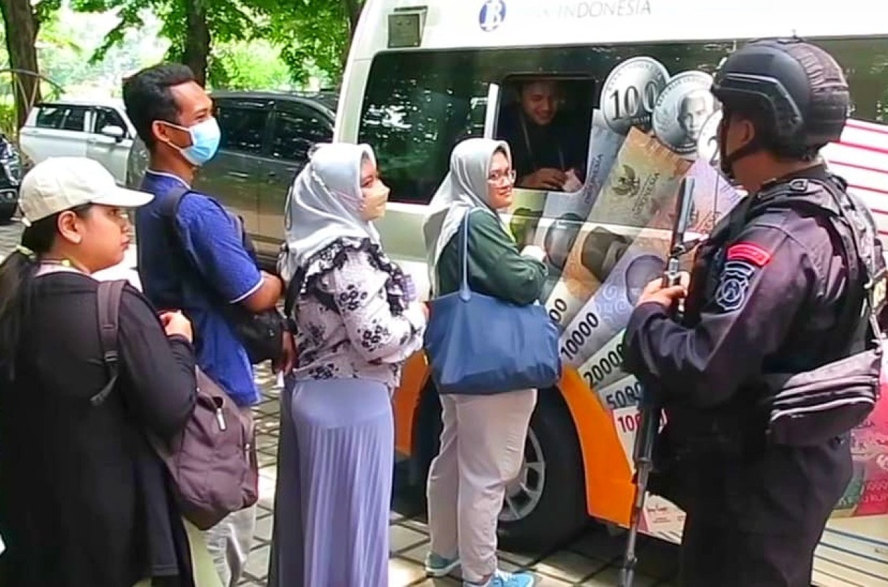 Warga sedang antre menukarkan uang. (Foto: Ahaddiini HM/jatimnow.com)