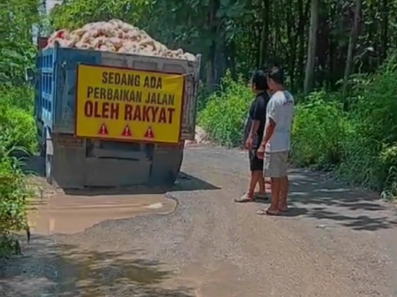 Warga Desa Sukobendu, saat memperbaiki jalan rusak. (Foto : Adyad Ammy Iffansah/jatimnow.com)