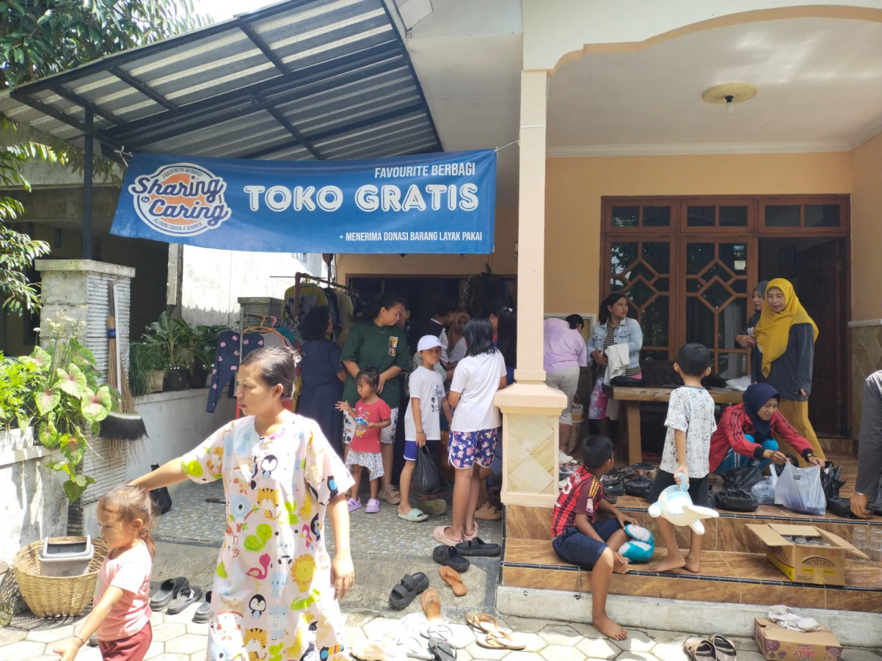Toko Gratis yang digelorakan alumni SMAN 4 Jember. (Foto: Cristanty for jatimnow.com)