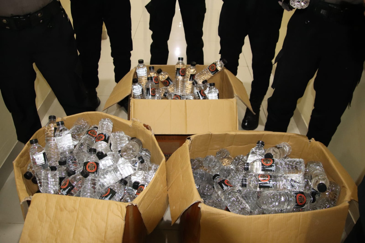 Polres Sumenep berhasil mengamankan ratusan botol miras saat melakukan operasi di bulan Ramadan. (Foto: Humas Polres Sumenep)