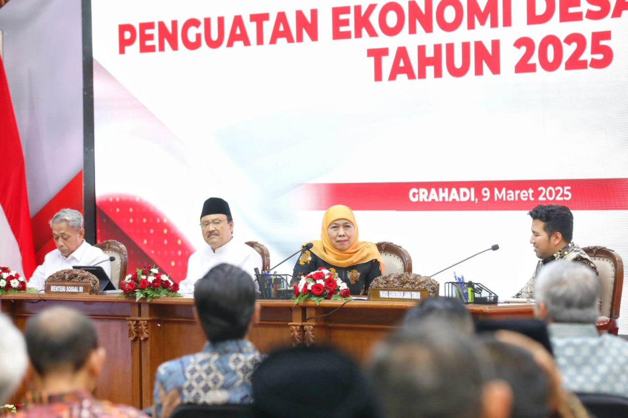 Gus Ipul (kiri) saat Rakor bersama Khofifah dan Emil bersama Kepala Daerah se-Jatim di Grahadi (foto: Humas Pemprov Jatim for jatimnow.com)