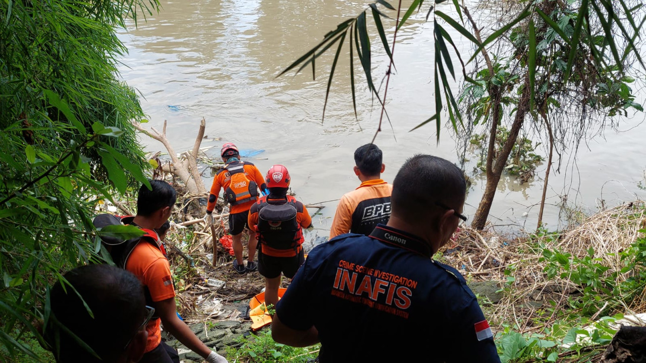 Proses evakuasi mayat (foto: BPBD Surabaya for jatimnow.com)