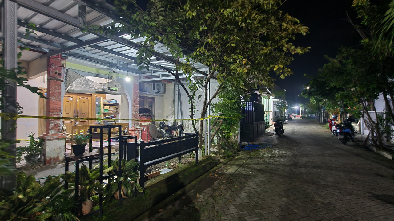 Suasana perumahan rumah produksi senjati api ilegal yang di pasok ke KKB Papua (foto: Ni'am Kurniawan/jatimnow.com)