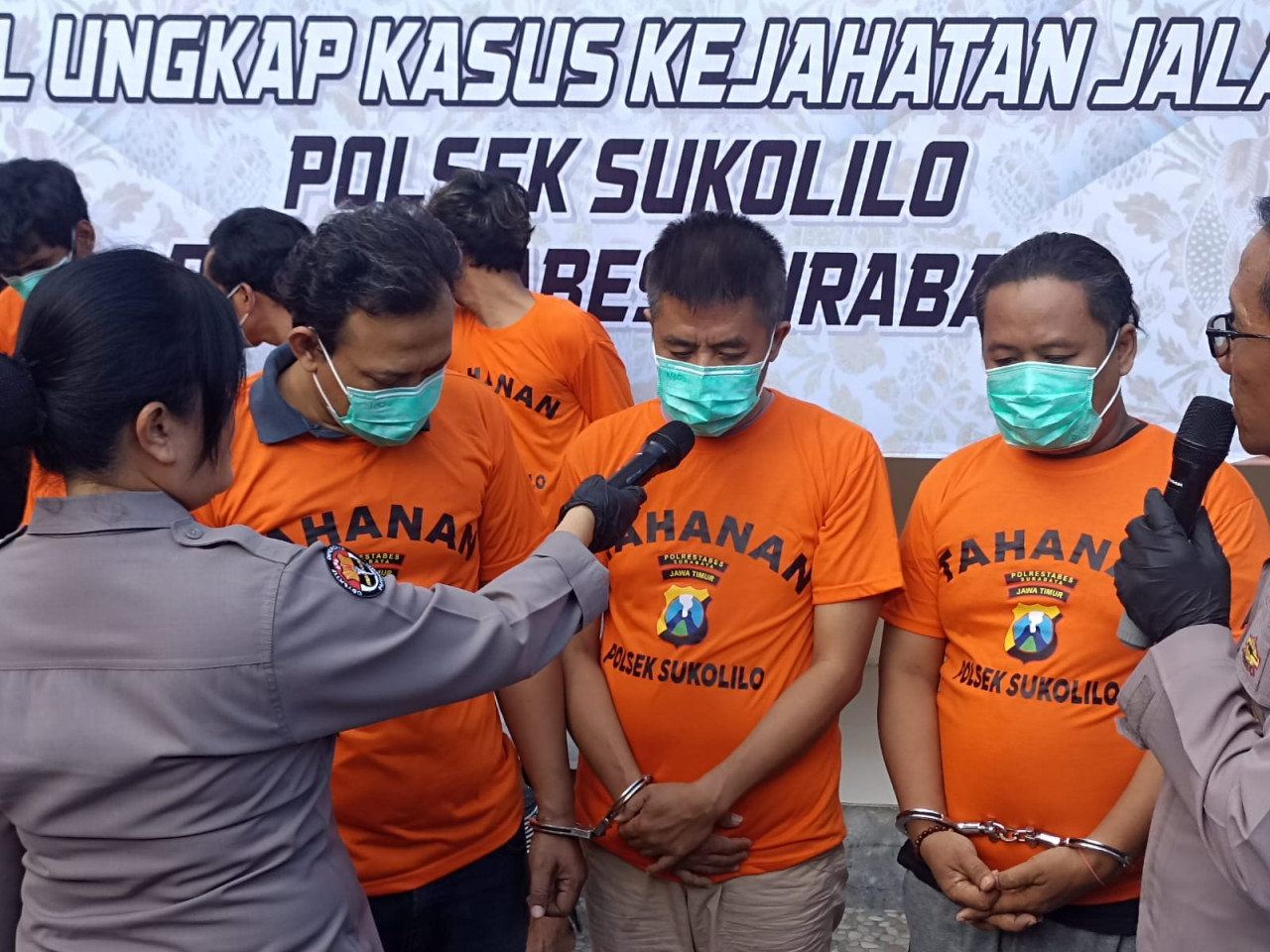 3 tersangka diamankan Polsek Sukolilo (foto: Angga for jatimnow.com)