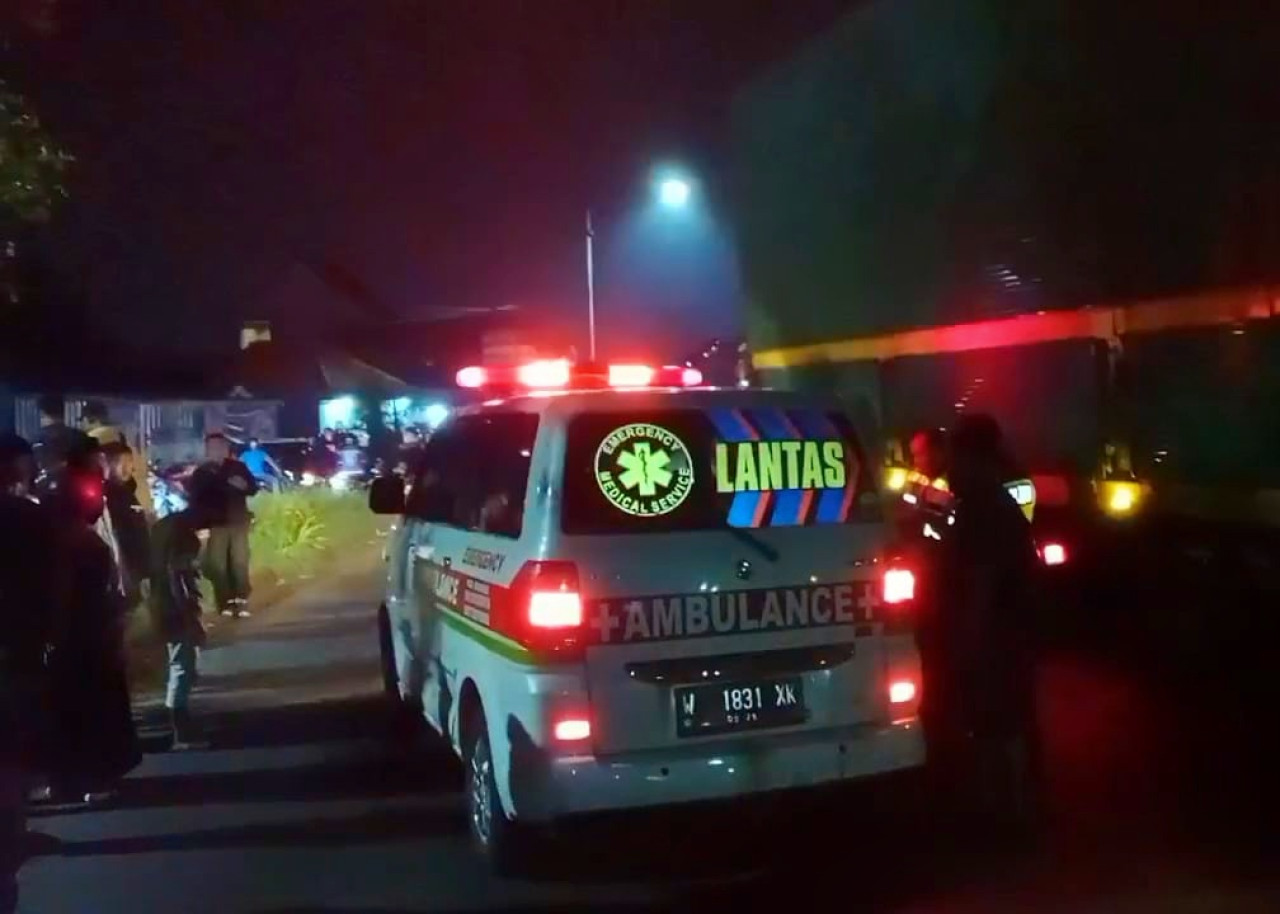 Truk Seruduk Minibus di Traffic Light Balongbendo, Pemotor Terseret 10 Meter