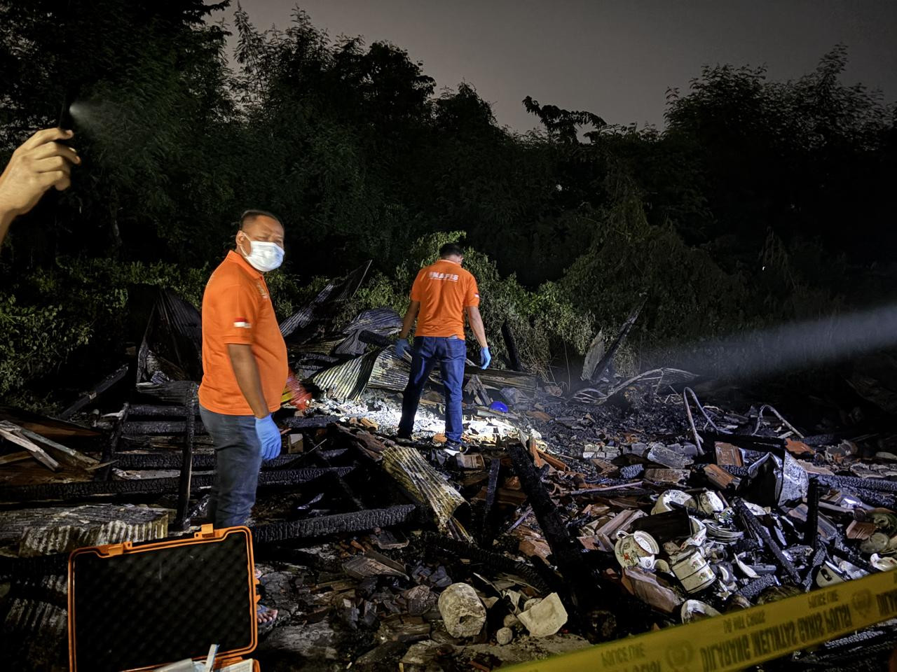 Petigas saat berupaya mengevakuasi jenazah korban. (Foto: Fathor Rahman/jatimnow.com)