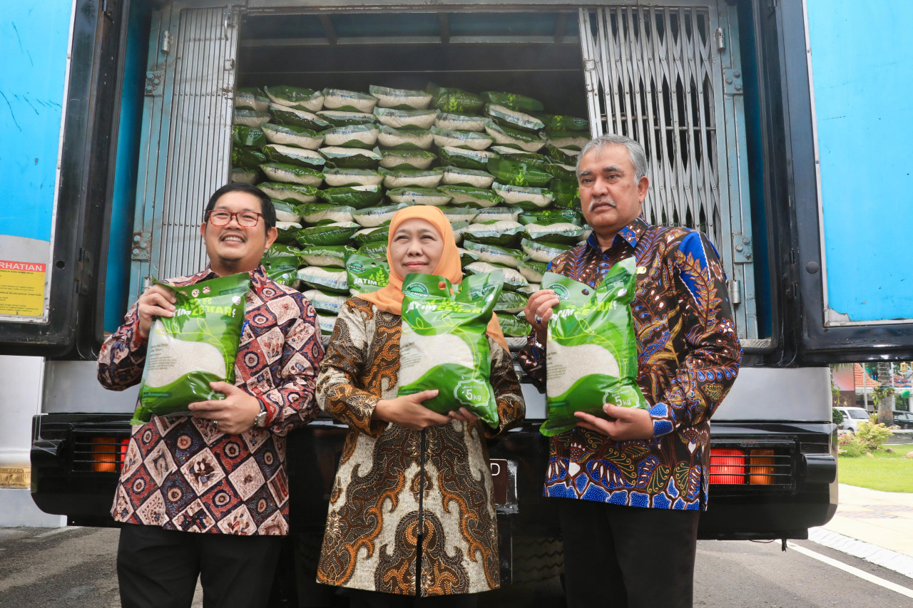 Gubernur Khofifah saat memberangkatkan EPIK Mobile di Grahadi Surabaya (foto: Humas Pemprov Jatim for jatimnow.com)