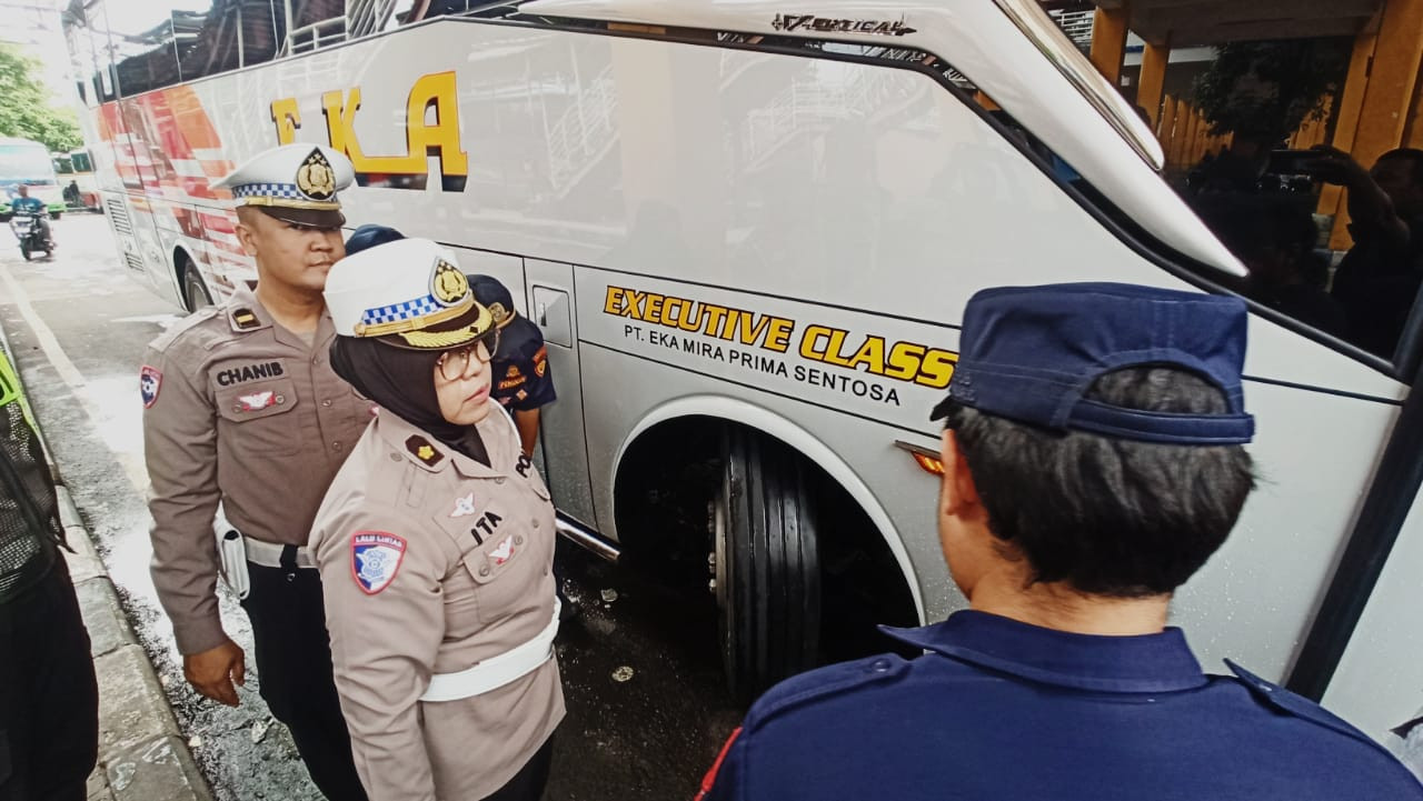 Puluhan Bus di Terminal Purabaya di Ramp Check